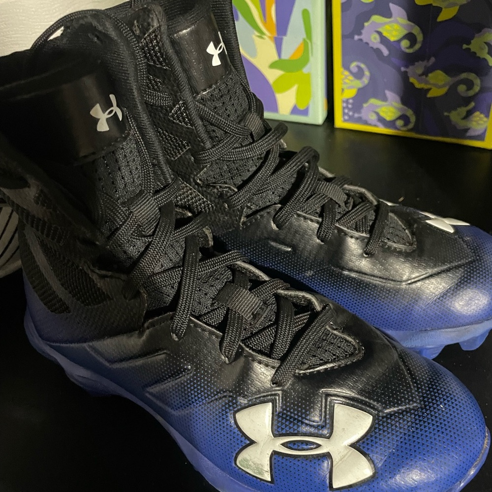 Under armor boys football cleats. Gently used.
